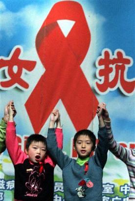  Chinese children, who either lost their parents to AIDS or are HIV carriers, attend a ceremony held to mark World AIDS Day in Beijing, Dec. 1, 2004. The number of people contracting the AIDS virus in China is rising and infections are spreading from high-risk groups such as drug users to the general population, according to a study. [AP]