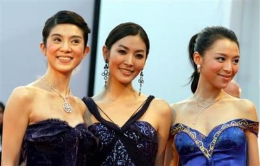 Chinese actress Charlie Yeung (L), Kim So Yeun (C) and Zhang Jingchu arrive at the Cinema Palace in Venice August 31, 2005. The actresses are starring in Chinese director Tsui Hark's movie 'Seven swords' being shown at the Venice film festival. [Reuter]