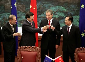 Premier Wen Jiabao proposes a toast to British Prime Minister Tony Blair (second from right), President of the European Commission Jose Manuel Barroso (second from left), and EU Council Secretary-General Javier Solana at the Great Hall of the People in Beijing yesterday, after witnessing the signing of a number of deals. They were attending the eighth China-EU summit.