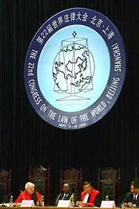 Lord Woolf (first left), lord chief justice of England and Wales; Mohammed Lawal Uwais (second left), president of the Supreme Court of Nigeria; Liu Daqun (third left), a judge from China and Iftikhar Muhammad Chaudhry, chief justice of the Supreme Court of Pakistan, participate in a demonstration trial session yesterday in Beijing. 