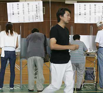 Japanese voters vote during a general election at a polling station in Tokyo September 11, 2005. [Reuters]