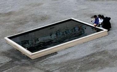 The first family members of victims arrive at the reflective pool at the footprint of the South Tower of the World Trade Center at Ground Zero on the Fourth Anniversary of the 9/11 attacks in New York City September 11, 2005. 