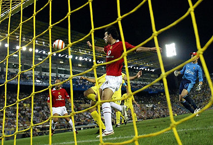 Villarreal's Gonzalo Rodriguez (obscured) makes a goal line clearance next to Manchester United's Ruud van Nistelrooy (C) during their Champions League Group D soccer match at the Madrigal Stadium in Villarreal, Spain September 14, 2005. The match ended 0-0.