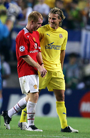 Manchester United's Paul Scholes (L) and Villarreal's Diego Forlan talk after finishing their Champions League Group D soccer match at the El Madrigal Stadium in Villarreal September 14, 2005. 