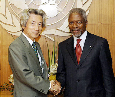 Japanese Prime Minister Junichiro koizumi (L) shakes hands with UN Secretary General Kofi Annan at the United Nations in New York on the sidelines of the 60th session of the United Nations General Assembly.