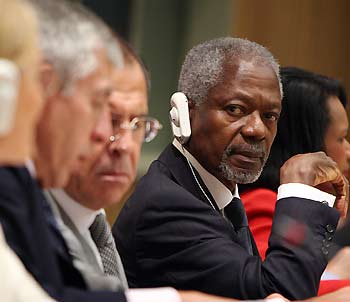 UN Secretary General Kofi Annan looks on during a news conference with the Middle East quartet during the 60th General Assembly at United Nations Headquarters in New York September 20, 2005. [Reuters]