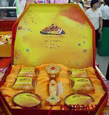A box of mooncakes with a "gift" but just six cakes in it costs as much as 12,888 yuan.