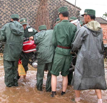 Typhoon Damrey slammed into South China's Guangdong and Hainan provinces yesterday afternoon, wreaking havoc in the region. 