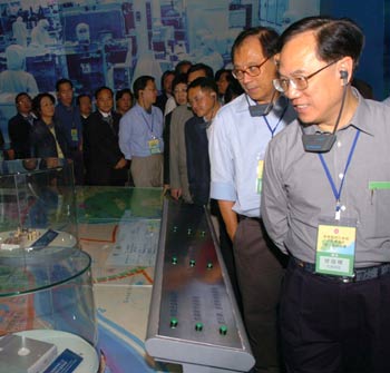 Hong Kong Chief Executive Donald Tsang (R) and HK legislators visit an exhibition center in Dongguan, South China's Guangdong Province September 25, 2005. [Xinhua]