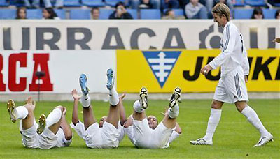 (L to R) Real Madrid's Brazilian players Ronaldo, Robinho and Roberto Carlos and David Beckham of England celebrate a goal by Ronaldo against Deportivo Alaves at the Mendizorroza stadium in Vitoria in northern Spain September 25, 2005. 