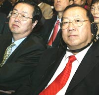 People's Bank of China Governor Zhou Xiaochuan (L) and Finance Minister Jin Renqing attend the annual meeting of the World Bank and International Monetary Fund in Washington September 24, 2005. [Xinhua]