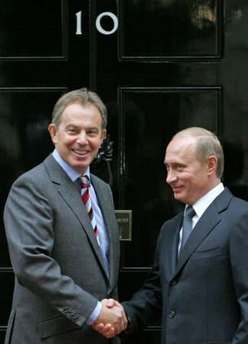 Britain's Prime Minister Tony Blair (L) meets Russia's President Vladimir Putin outside of Blair's official residence in Downing Street in London, October 5, 2005.