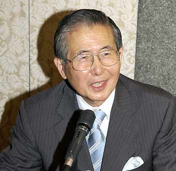 Alberto Fujimori, Peru's disgraced former president, speaks to reporters in Tokyo October 6, 2005. Fujimori announced on Thursday his intention to run for the presidency again in an election set for next April, a former presidential aide who remains close to Fujimori said. 