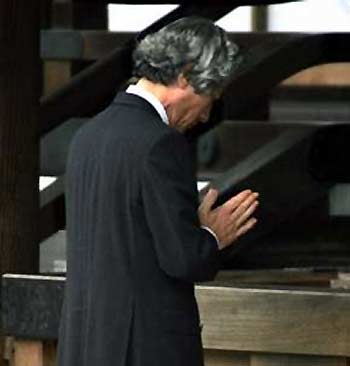 Japanese Prime Minister Junichiro Koizumi pays homage at the Yasukuni shrine in Tokyo October 17, 2005.