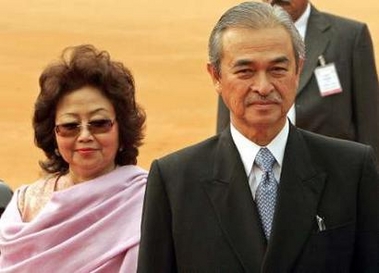 Malaysian Prime Minister Abdullah Ahmad Badawi (R) and his wife Edon Mahmood arrive during their ceremonial welcome in New Delhi in this December 20, 2004 file photo.