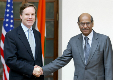 Senior US State Department official Nicholas Burns (left) is to hold talks with India's foreign secretary Shyam Saran (right) on a nuclear deal between the two nations that breaks precedent on decades of non-proliferation policy.(AFP