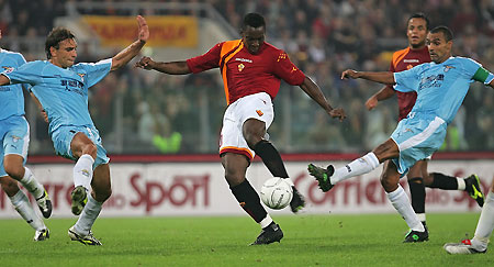 Roma's Nonda misses a goal during their Serie A derby clash against Lazio at the Olympic stadium in Rome n REUTERS s X90039 x 鰽S Roma's Cristofe Nonda (C) misses a goal as Lazio's Sebastiano Siviglia (L) and Fabio Liverani try to intercept during their Serie A derby clash at the Olympic stadium in Rome October 23, 2005. The match ended with a 1-1 draw. 