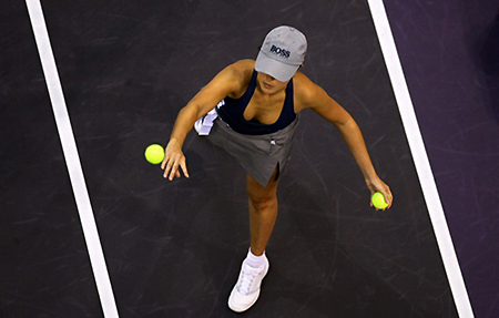 One of the models who have replaced the traditional ball boys at the Masters Series Madrid tournament, runs with tennis balls during the final match in Madrid, October 23, 2005. [sina]