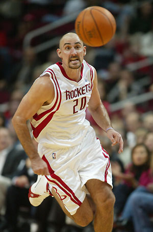 ouston Rockets guard Jon Barry chases a loose ball in the second half against the Sacramento Kings as the Rockets won the NBA game 98-89 November 2, 2005 in Houston.