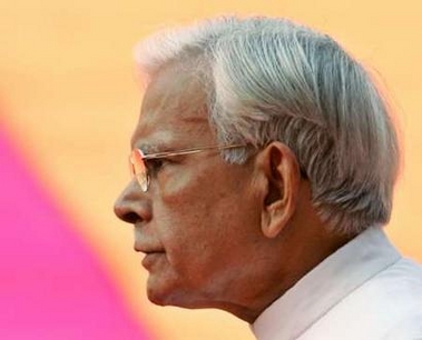 Indian Foreign Minister Natwar Singh waits to greet President of the Czech Republic Vaclav Klaus in New Delhi, November 7, 2005.