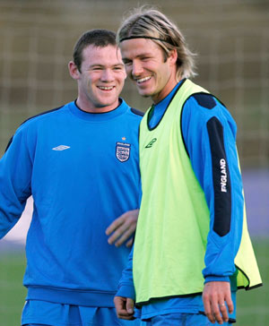 David Beckham (R) chats with Wayne Rooney during a training session at Carrington training complex in Manchester. 