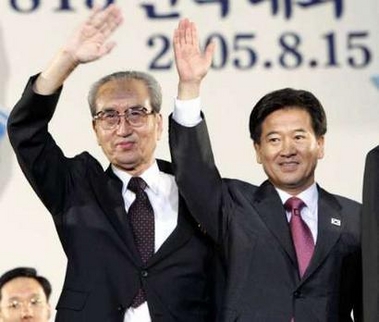 North Korean chief delegate Kim Ki-nam (L) waves with South Korean Unification Minister Chung Dong-young before the opening ceremony to mark the 60th anniversary of the peninsula's liberation from Japanese colonial rule in Seoul in this August 15, 2005 file photo.