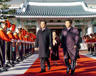 hina's President Hu Jintao (L) and his South Korean counterpart Roh Moo-hyun inspect honour guards at the presidential Blue House in Seoul November 16, 2005. Pacific Rim ministers met on Wednesday to agree on a statement on trade and political cooperation and pave the way for a summit which looks set to be dominated by concern about the threats of bird flu and terrorism.