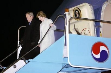 US President Bush and first lady Laura Bush descend the steps of Air Force One upon their arrival in Busan, South Korea November 16, 2005. [Reuters]