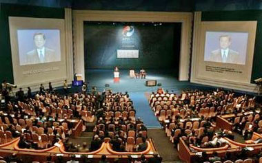 China's President Hu Jintao delivers a speech on 'The Implications of China's Economic Growth on the Economies of the Asia-Pacific Region' during the Asia-Pacific Economic Cooperation (APEC) CEO Summit in Pusan November 17, 2005. Leaders of 21 economies will gather in the South Korean city of Pusan this week for APEC. 