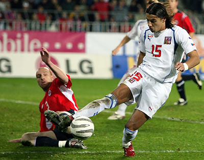 Milan Baroes challenges Norway's Erik Hagen during their World Cup 2006 second leg play-off match in Prague