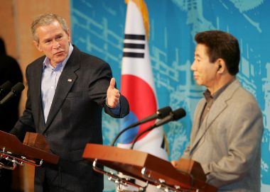 U.S. President George W. Bush (L) and his South Korean counterpart Roh Moo-hyun attend a news conference in Kyongju, southeast of Seoul November 17, 2005.