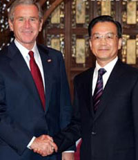 Chinese Premier Wen Jiabao told visiting US President George W. Bush at noon Sunday that China's development will "threat nobody". 