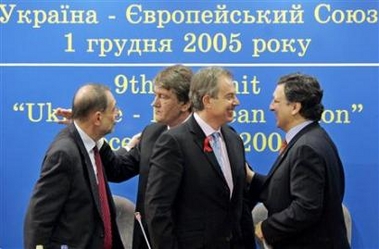 EU Commission President Jose Manuel Barroso (R) laughs with British Prime Minister Tony Blair (2nd R) while Ukrainian President Viktor Yushchenko (2nd L) talks with EU foreign policy chief Javier Solana (L) in Kiev December 1, 2005.