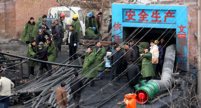 Rescue workers are busy dealing with a water pump at a flooded coal mine in Xin�an County, Henan Province on Saturday. XIAO LIN