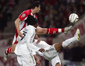 lympiakos' Erol Bulut (C) fight for the ball against Real Madrid's Javier Angel Balboa (L) and Julio Cesar Baptista (R) during their Champions League Group F soccer match at Karaiskaki stadium in Athens December 6, 2005. 