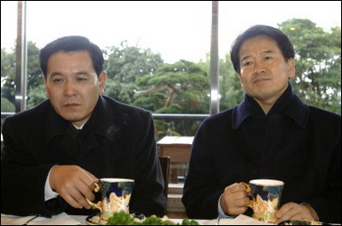 South Korean Unification Minister Chung Dong-young (R) and Kwon Ho-Ung (L), head of the North Korean delegation to South Korea take a break after their first high-level meeting with South Korean officials in Jeju Island.