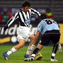 Alessandro Del Piero (L) challenges Siena's goalkeeper Antonio Mirante during their Italian Serie A soccer match at the Delle Alpi stadium in Turin, northern Italy, December 21, 2005.