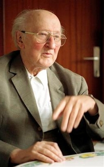 Nazi-era doctor Heinrich Gross, who was accused of killing children is seen during an interview in this June 15, 1999 file photo. 