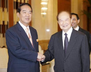 James Soong (L), chairman of the People's First Party in Taiwan, shakes hands with Wang Daohan (R), president of the Association for Relations across the Taiwan Straits, a major non-governmental conduit for cross-Strait contacts, in Shanghai in this May 8, 2005 file photo.