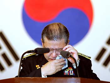 South Korean National Police Commissioner Huh Joon-young weeps as he speaks during his retirement ceremony at the headquarters of the national police agency in Seoul December 30, 2005.