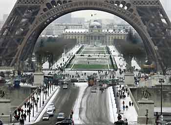 Streets are covered with snow near the Eiffel Tower in Paris, December 30, 2005, as cold weather conditions prevail in France since the beginning of the week, with snowfall and icy conditions in many parts of the country.