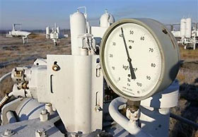 A gauge is seen at a Ukrainian main pipeline in the village of Boyarka near the capital Kiev January 1, 2006.