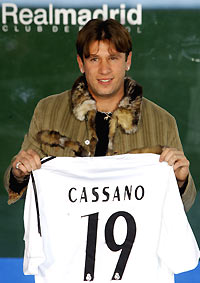 Cassana holds up new shirt during presentation ceremony in Madrid