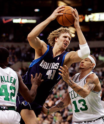 Dallas Mavericks Dirk Nowitzki (C) splits the defense of Boston Celtics Tony Allen (L) and Delonte West in the first quarter of their NBA game in Boston, Massachusetts January 9, 2006. [Reuters]