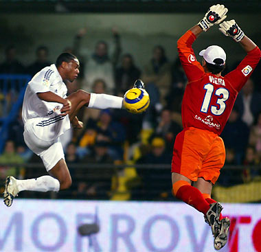 Madrid's Brazilian player Julio Cesar Baptista (L) tries to control the ball against Villarreal's goalkeeper Sebastian Viera during their Spanish League soccer match at Madrigal Stadium in Villarreal, Spain January 8, 2006. [Reuters]