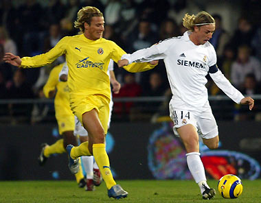 Madrid's Jose Maria Guti (R) and Villarreal's Argentinian player Diego Forlan fight for the ball during their Spanish League soccer match at Madrigal Stadium in Villarreal, Spain January 8, 2006. [Reuters]