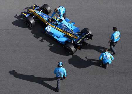 Renault's Formula One driver Giancarlo Fisichella of Italy, in the new Renault R-26, is helped by members of his team to go into pits during a free practice session at the Jerez race track in southern Spain January 11, 2006. [Reuters]