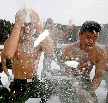 South Korean members of the Special Warfare Command scrub their bodies with snow during an annual severe winter season drill in Pyongchang, about 180 km (113 miles) east of Seoul, January 16, 2006. 