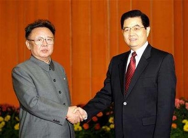Chinese President Hu Jintao (R) shakes hands with North Korea's Kim Jong Il at the Great Hall of the People in Beijing, January 17, 2006.