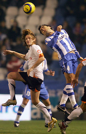 Deportivo Coruna's Aldo Duscher (R) and Valencia's Miguel Mista jump for the ball during their King's Cup soccer match at Riazor Stadium in Coruna, northern Spain January 19, 2006. [Reuters]